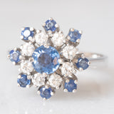 Anello a fiocco di neve vintage in oro bianco 14K con zaffiri (1.10ctw ca.) e diamanti di taglio brillante (0.48ctw ca.), anni ‘70/‘80