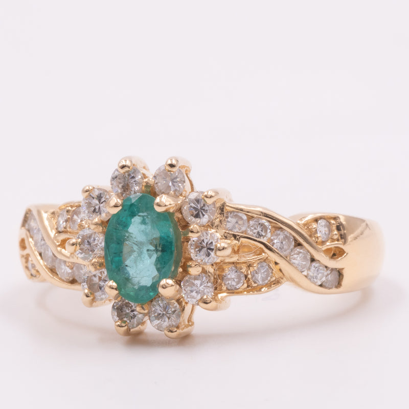 Anello a margherita vintage in oro giallo 14K con smeraldo (0.40ct ca.) e diamanti di taglio brillante (0.60ctw ca.), anni ‘70/‘80