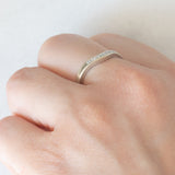 Anello a “V” vintage in oro bianco 9K con diamanti (0.10ctw ca.)