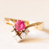Ring aus 14-karätigem Gelb- und Weißgold mit synthetischem Rubin (ca. 0.90 ct) und Diamanten im Brillantschliff (ca. 0.50 ctw), 20er Jahre