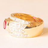 Anel vintage em ouro amarelo 18K com rubi (aprox. 1.40 ct) e diamantes lapidação brilhante (aprox. 1 ct), década de 70/80
