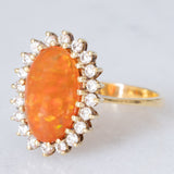 Anello a margherita vintage in oro giallo 14K con opale di fuoco sintetico e diamanti di taglio brillante (0.40ctw ca.), anni ‘80