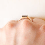 Anello chevalier vintage in oro giallo 9K con onice, anno 1984