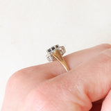 Anello a margherita vintage in oro giallo e bianco 9K con zaffiro (0.50ct ca.) e diamanti (0.08ctw ca.), anno 1987