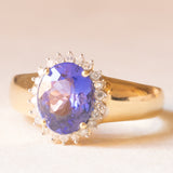 Anello a margherita con fascia in oro giallo 14K con tanzanite (2.50ct ca.) e diamanti (0.22ctw ca.), anni ‘70/‘80