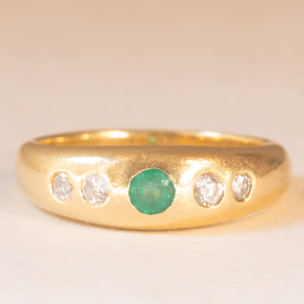 Anello gypsy vintage in oro giallo 18K con smeraldo (0.15ct ca.) e diamanti di taglio brillante (0.20ctw ca.), anni ‘60