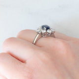 Anello ballerina vintage in oro bianco 18K con zaffiro (1.30ct ca.) e diamanti di taglio brillante e di taglio baguette (1ctw ca.), anni ‘70/‘80