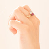 Ring aus 14-karätigem Gelb- und Weißgold mit synthetischem Rubin (ca. 0.90 ct) und Diamanten im Brillantschliff (ca. 0.50 ctw), 20er Jahre