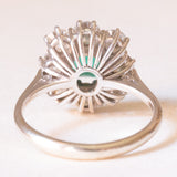 Anello a margherita vintage in oro bianco 18K con smeraldo (0.65ct ca.) e diamanti di taglio brillante (1.28ctw ca.), anni ‘60/‘70