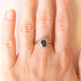 Anello a margherita vintage in oro giallo e bianco 9K con zaffiro (1ct ca.) e diamanti (0.10ctw ca.), anno 1991