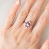 Anello a fiore vintage in oro bianco 14K con rubini (0.56ctw ca.) e diamanti di taglio brillante (0.40ctw ca.), anni ‘70