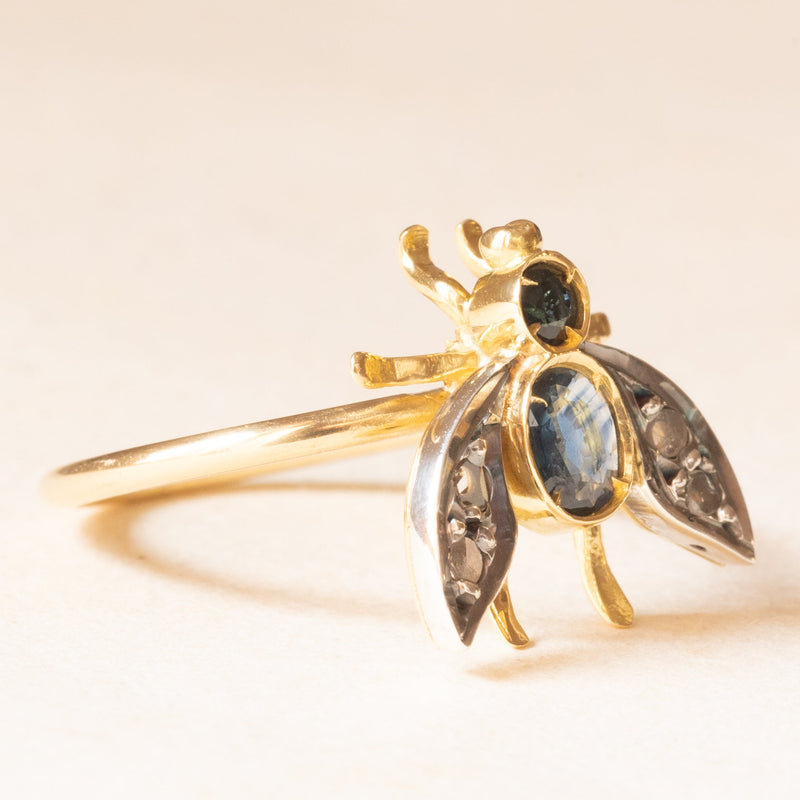 Anello a forma di mosca convertito da spilla antica in oro giallo 18K e argento con zaffiri e diamanti di taglio rosetta