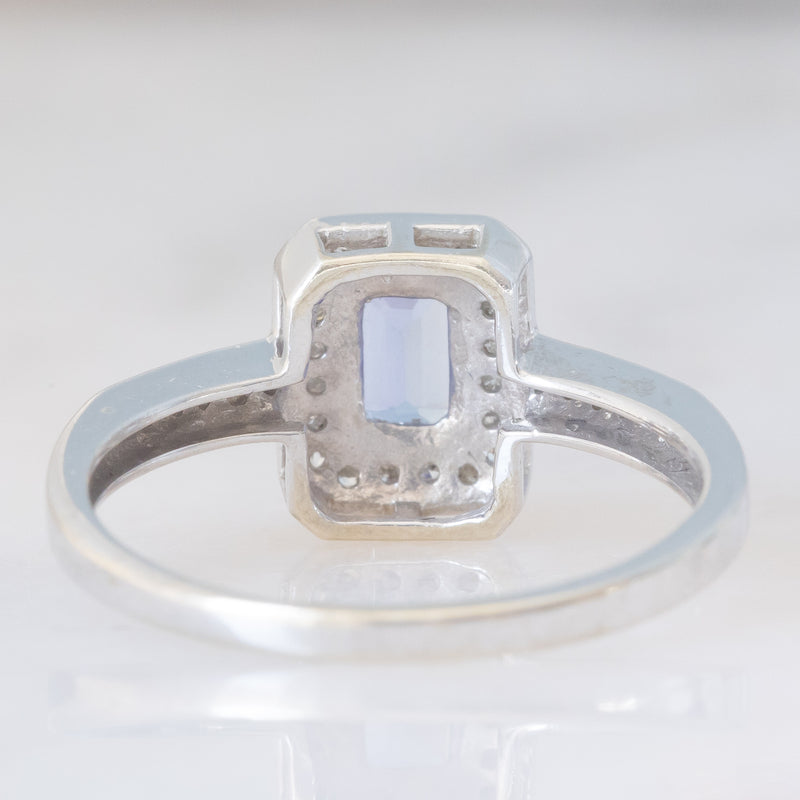 Anello a margherita in oro bianco 9K con tanzanite (0.30ct ca.) e diamanti (0.15ctw ca.), anni ‘90