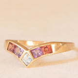 Anello vintage a “V” in oro giallo 9K con tormaline rosse, ametiste e acquamarina, anno 1990