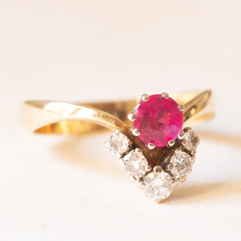 Anello Uomo in Oro Giallo con Rubino Sintetico e Zirconi - Gioielleria Anello Uomo in Oro Giallo con Rubino Sintetico e Zirconi - Gioielleria
