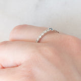 Mezzo eternity vintage in oro bianco 18K con alessandrite (0.06ct) e diamanti (0.45ctw), anni ‘2000