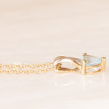 Vintage-Halskette mit Kette aus 9-karätigem Gelbgold und Anhänger aus 9-karätigem Gelb- und Weißgold mit blauem Topas im Herzschliff (ca. 0.60 ct), ca. 90er Jahre.