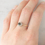 Anello a margherita vintage in oro giallo e bianco 9K con zaffiro (0.30ct ca.) e diamanti (0.10ctw ca.), anni ‘80