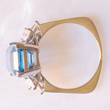 Ring aus 18-karätigem Weißgold mit blauem Topas (ca. 7 ct) und Diamanten im Marquise-Schliff (ca. 0.60 ctw), ca. 80er/90er Jahre.
