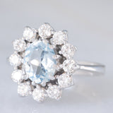 Anello a margherita in oro bianco 18K con acquamarina (1.10ct ca.) e diamanti di taglio brillante (1ctw ca.), anni ‘70