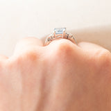 Vintage-Ring im Art-Déco-Stil aus 9-karätigem Weißgold mit blauem Topas (ca. 1.40 ct) und Diamanten (ca. 0.02 ctw),