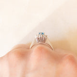 Anello a margherita in oro bianco 14K con topazio azzurro (0.25ct ca.) e diamanti di taglio brillante (0.48ctw ca.), anni ‘70