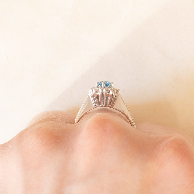 Anello a margherita in oro bianco 14K con topazio azzurro (0.25ct ca.) e diamanti di taglio brillante (0.48ctw ca.), anni ‘70