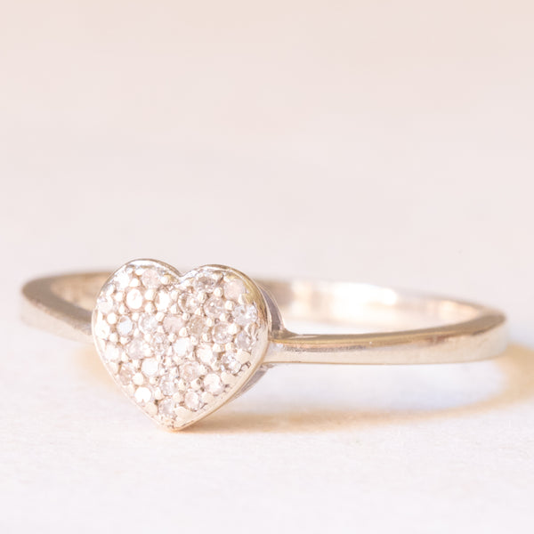 Anello vintage a forma di cuore in oro bianco 9K con pavé di diamanti (0.10ctw ca.)