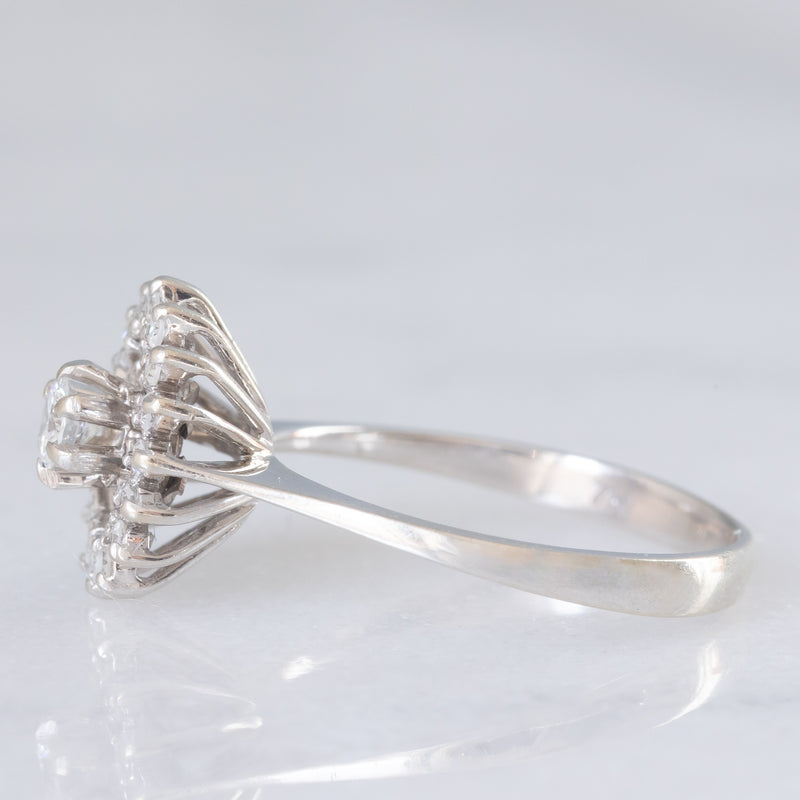 Anello a margherita in oro bianco 18K con diamanti (0.32ctw ca.), anni ‘70