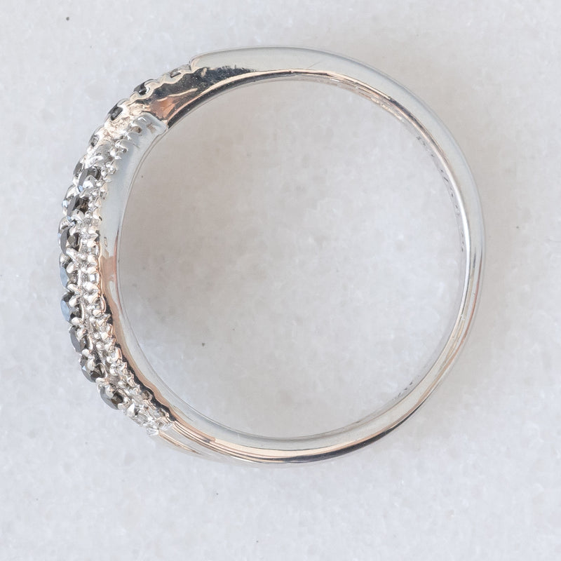Anello vintage in oro bianco 9K con diamanti bianchi e diamanti neri (0.25ctw ca.)