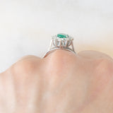 Anello a margherita in oro bianco 18K con smeraldo (1ct ca.) e diamanti di taglio brillante (0.50ctw ca.), anni ‘60