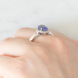 Anello a margherita vintage in oro bianco 18K con tanzanite (2.30ct ca.) e diamanti di taglio brillante (0.20ctw ca.), anno ‘70/‘80