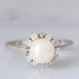 Anello a margherita vintage in oro bianco 14K con perla bianca e diamanti di taglio brillante (0.20ctw ca.), anni ‘60