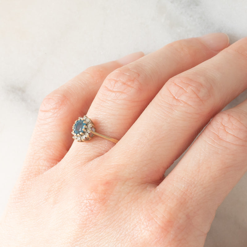 Anello a margherita in oro giallo 9K con topazio azzurro (0.35ct ca.) e diamanti (0.12ctw ca.), anni ‘90