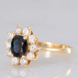 Anello a margherita vintage in oro giallo 18K con zaffiro (0.70ct ca.) e diamanti di taglio brillante (0.40ctw ca.), anni ‘80/‘90