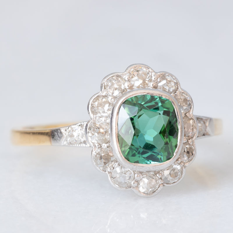 Anello a margherita antico in oro giallo 18K con tormalina verde (1ct ca.) e diamanti di taglio vecchia miniera (0.50ctw ca.), anni ‘20/‘30