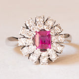 Vintage-Gänseblümchenring aus 18-karätigem Weißgold mit synthetischem Rubin (ca. 1 ct) und Diamanten im Brillantschliff (ca. 1.10 ctw), 70er Jahre