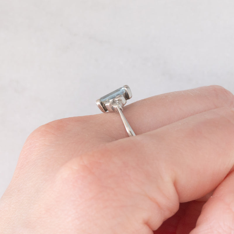 Anello vintage in platino con acquamarina (1.40ct ca.) e diamanti (0.18ctw ca.), anni ‘70