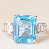 Anel de coquetel vintage em ouro branco 18K com topázio azul (aprox. 8.50 ct) e diamantes lapidação baguete (aprox. 0.80 ctw), década de 80