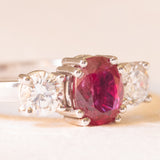 Vintage-Trilogie aus 18 Karat Weißgold mit Rubin (ca. 1 ct) und Diamanten im Brillantschliff (ca. 0.42 ctw)