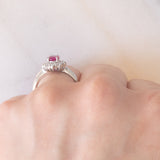Anello a margherita vintage in platino con rubino (0.33ct) e diamanti (0.57ctw), anni ‘70