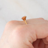 Solitario vintage in oro giallo 9K con zaffiro arancione sintetico (0.56ct)