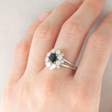 Anello a margherita vintage in oro bianco 18K con zaffiro (1.30ct ca.) e diamanti di taglio brillante (1.30ctw ca.), anni ‘70