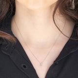 Collana vintage in oro bianco 10K con punto luce con spinello azzurro e diamante, anni ‘90/anni ‘2000