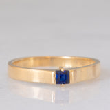 Solitario a fascia vintage in oro giallo 14K con zaffiro di taglio carré (0.18ct ca.), anni ‘70