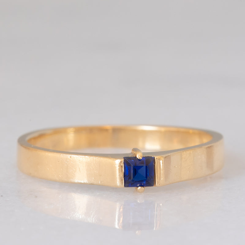 Solitario a fascia vintage in oro giallo 14K con zaffiro di taglio carré (0.18ct ca.), anni ‘70