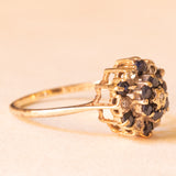 Anello a fiore vintage in oro giallo 9K con zaffiri (0.60ctw ca.) e diamanti (0.07ctw ca.)