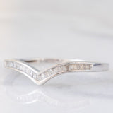 Anello a “V” in oro bianco 9K con diamanti di taglio tapered, anni ‘90