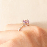 Moderner Solitär aus 9 Karat Weißgold mit Amethyst im Billionenschliff (ca. 1 Karat), Jahr 2012
