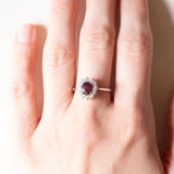 Vintage-Gänseblümchenring aus 18-karätigem Weißgold mit Rubin (ca. 0.85 ct) und Diamanten im Brillantschliff (ca. 0.24 ctw), 80er/90er Jahre